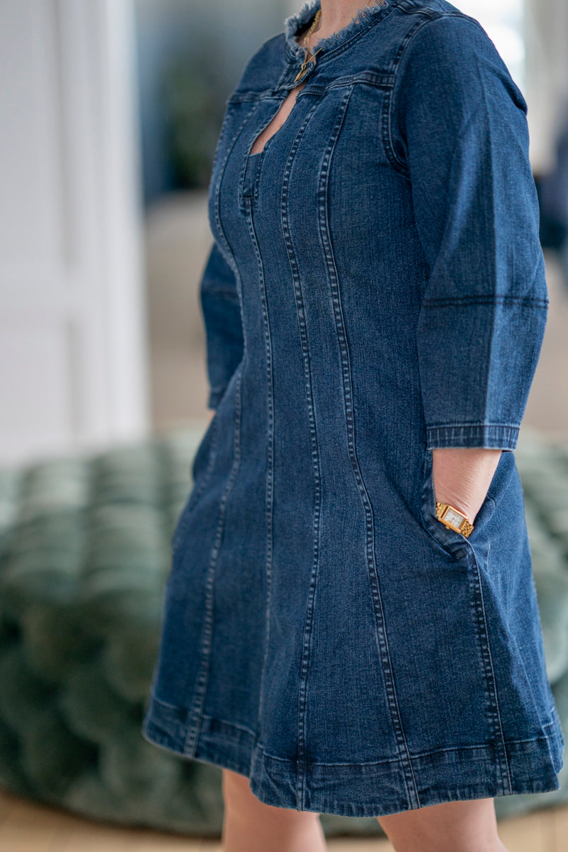Kort denimkjole med stretch og knappedetaljer
