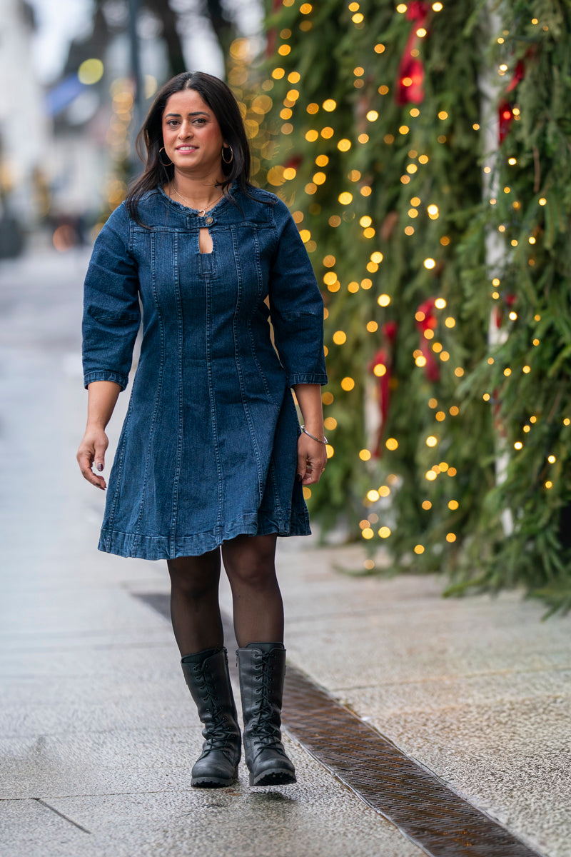 Kort denimkjole med stretch og knappedetalj ved halsen – perfekt til hverdags og fest.