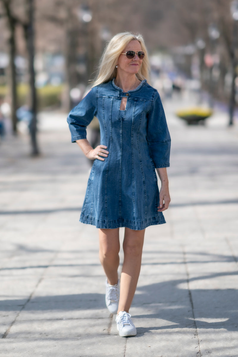 Kort denimkjole med stretch og knappedetaljer