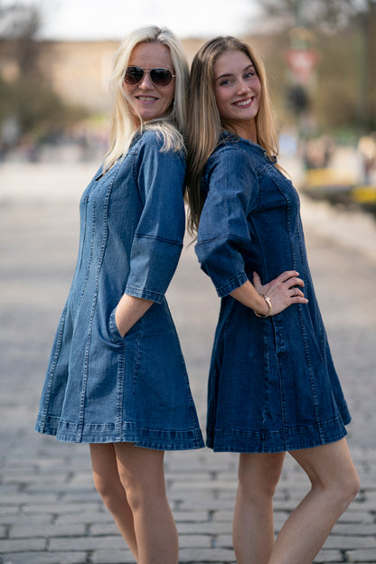 Kort denimkjole med stretch og knappedetaljer
