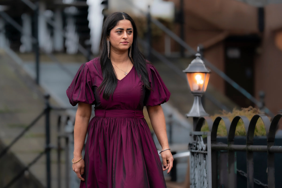 Ruby – Elegant burgunder kjole med puff armer og midi-lengde