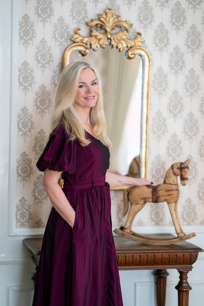 Ruby – Elegant burgunder kjole med puff armer og midi-lengde