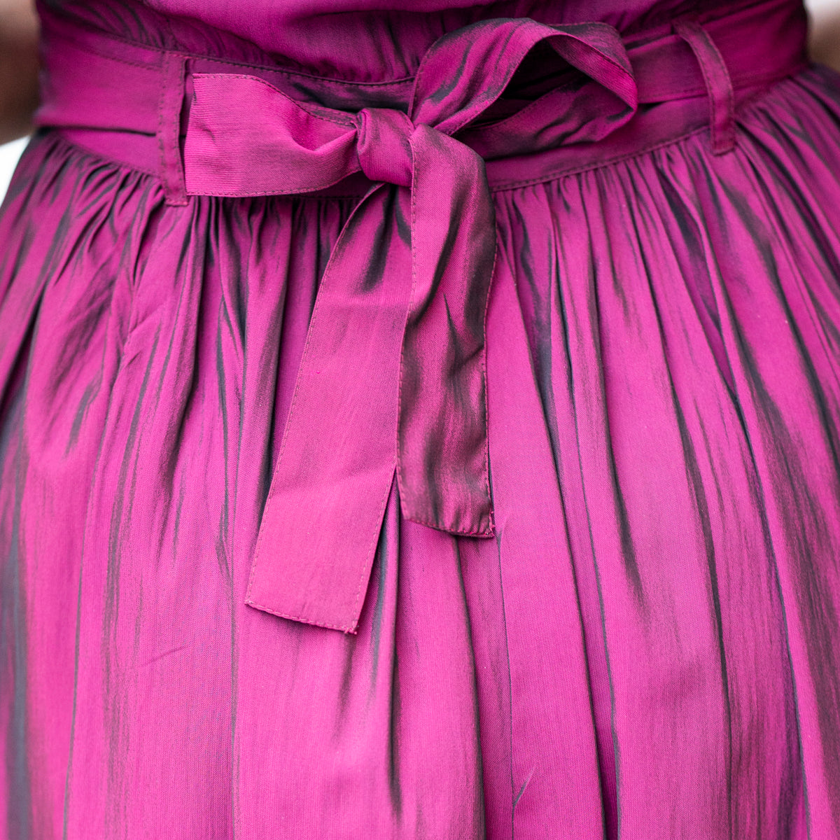 Ruby – Elegant burgunder kjole med puff armer og midi-lengde