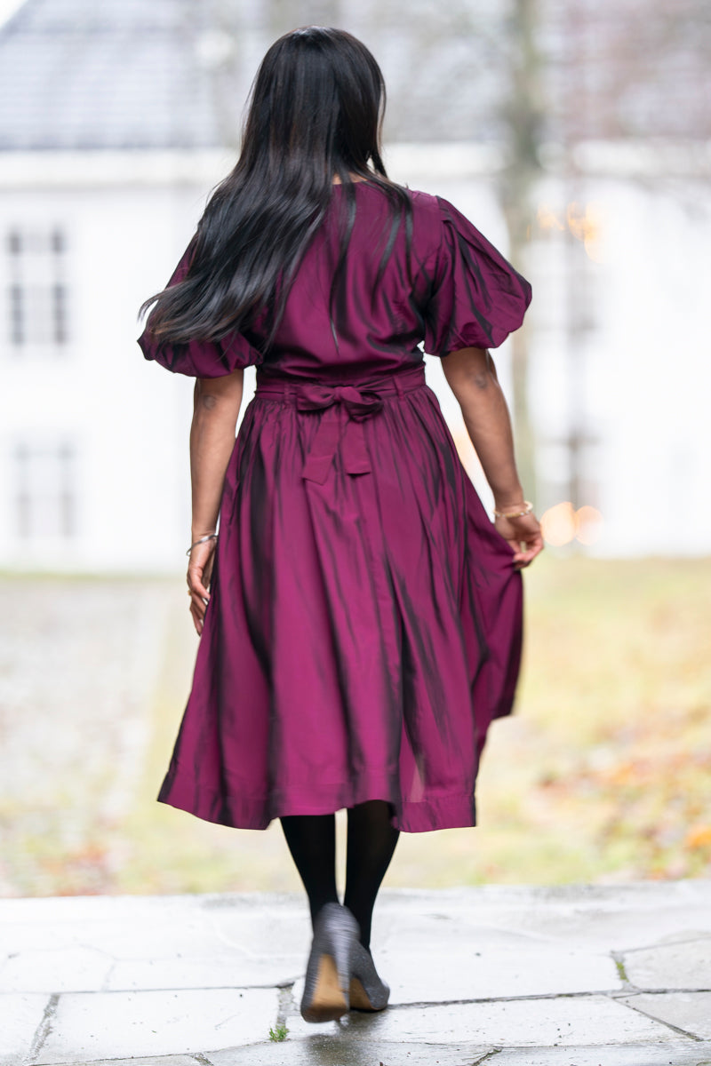 Ruby – Elegant burgunder kjole med puff armer og midi-lengde