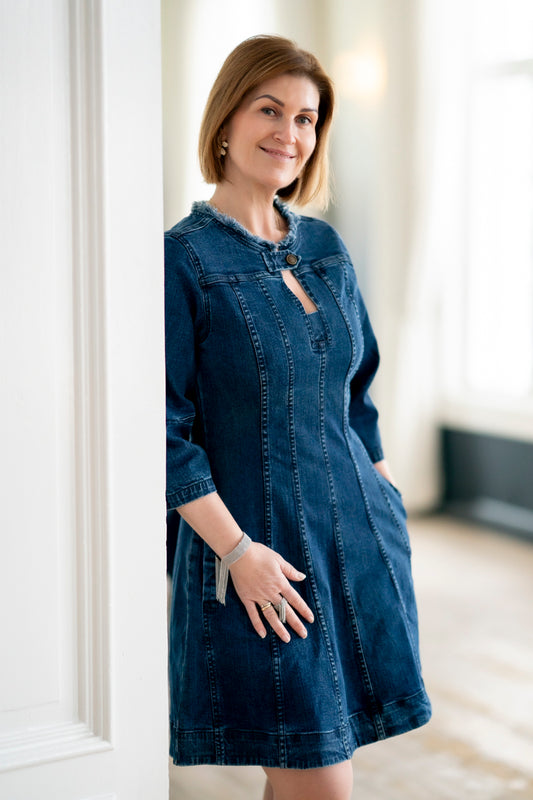 Kort denimkjole med stretch og knappedetaljer