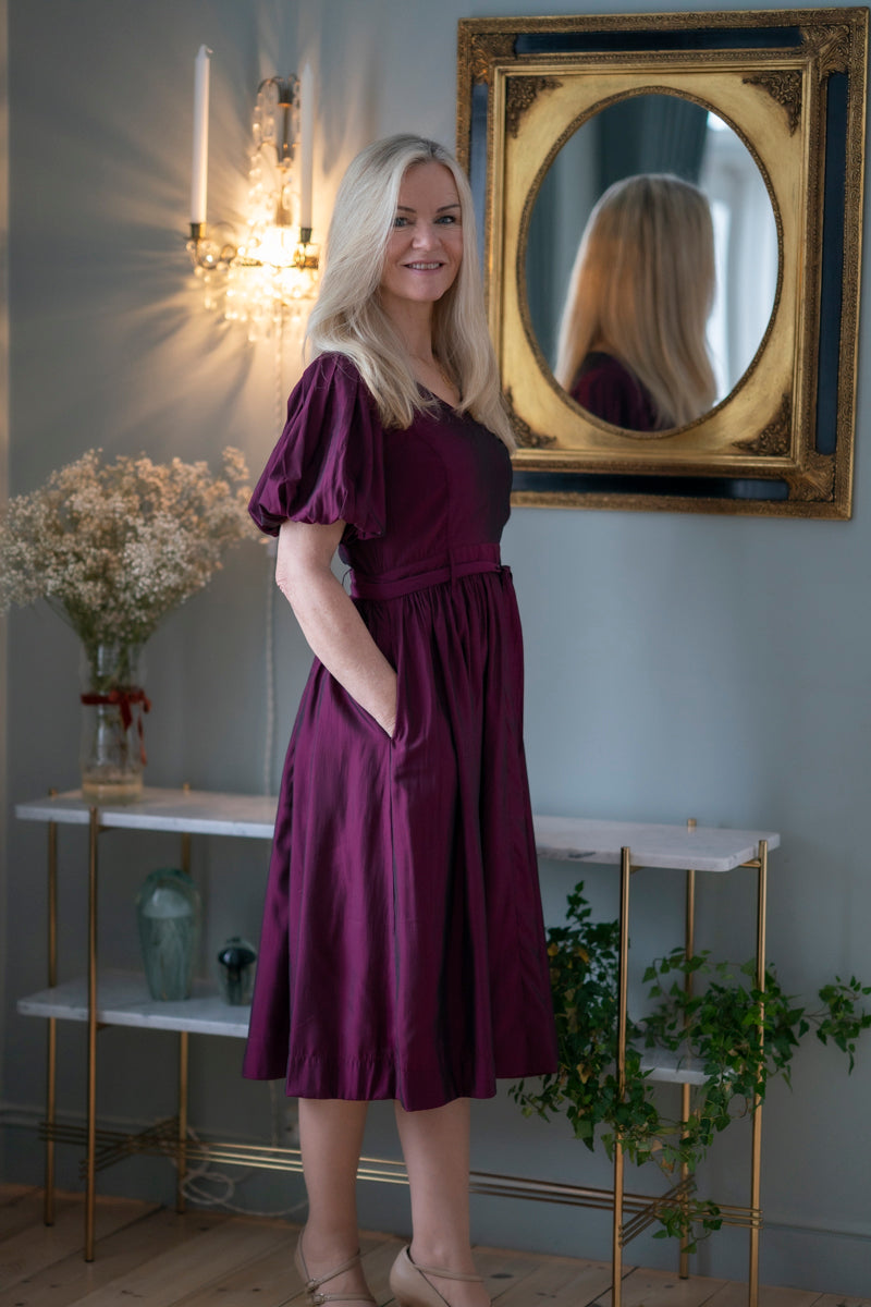 Ruby – Elegant burgunder kjole med puff armer og midi-lengde