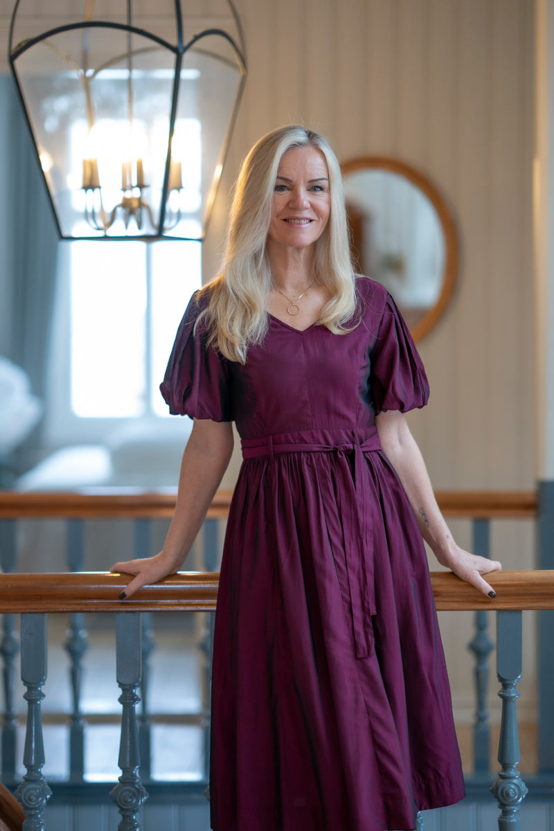 Ruby – Elegant burgunder kjole med puff armer og midi-lengde
