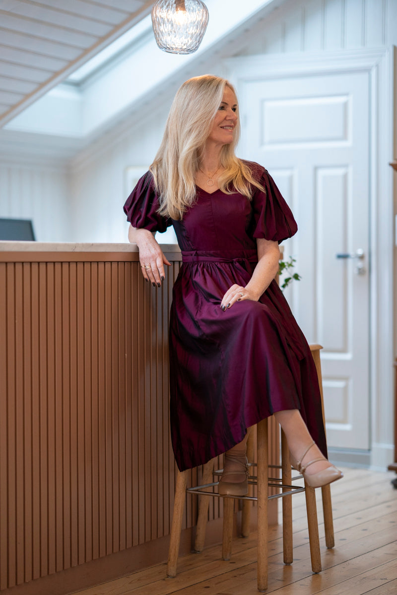 Ruby – Elegant burgunder kjole med puff armer og midi-lengde