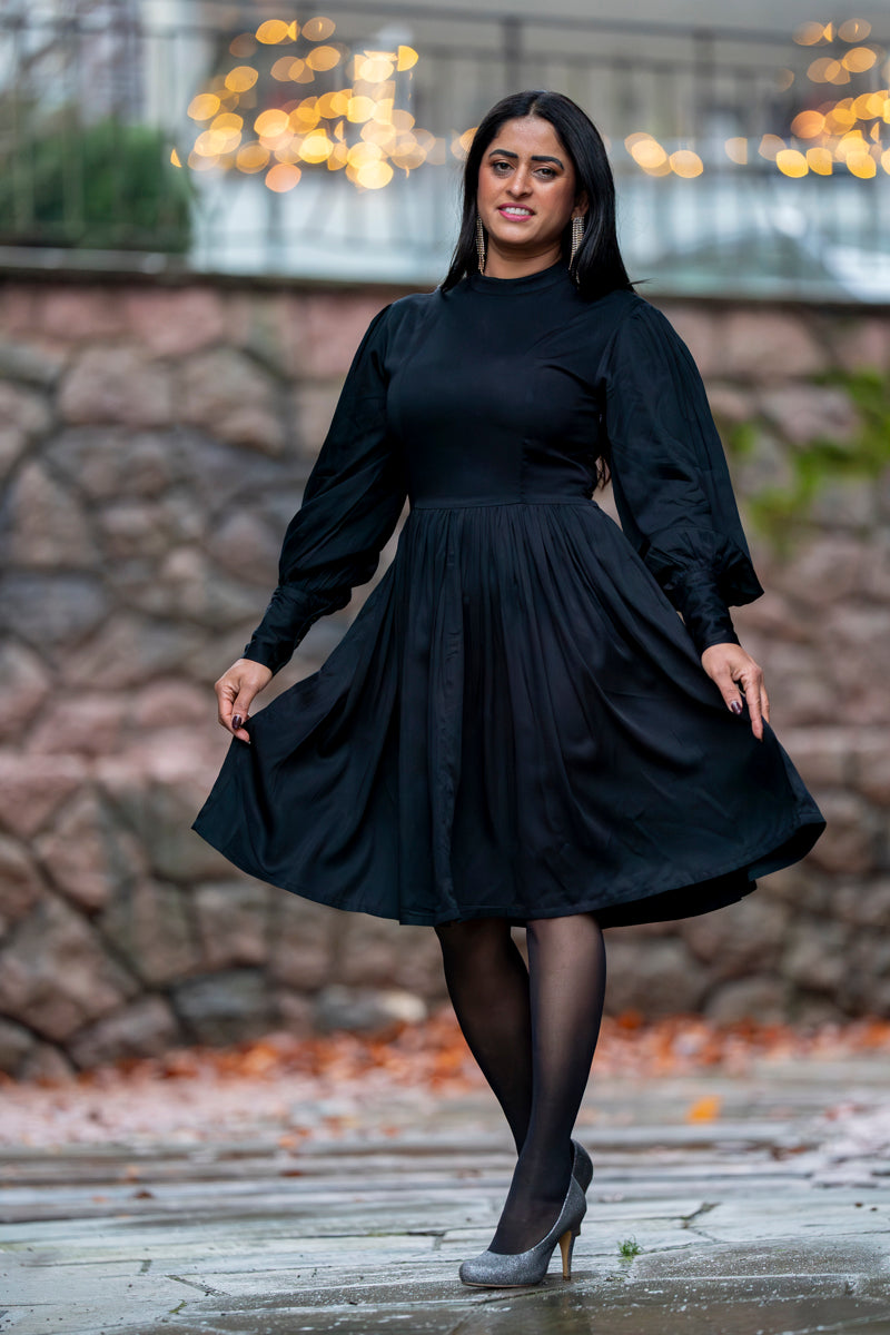 Eclipse - Elegant svart kjole med lange puff armer