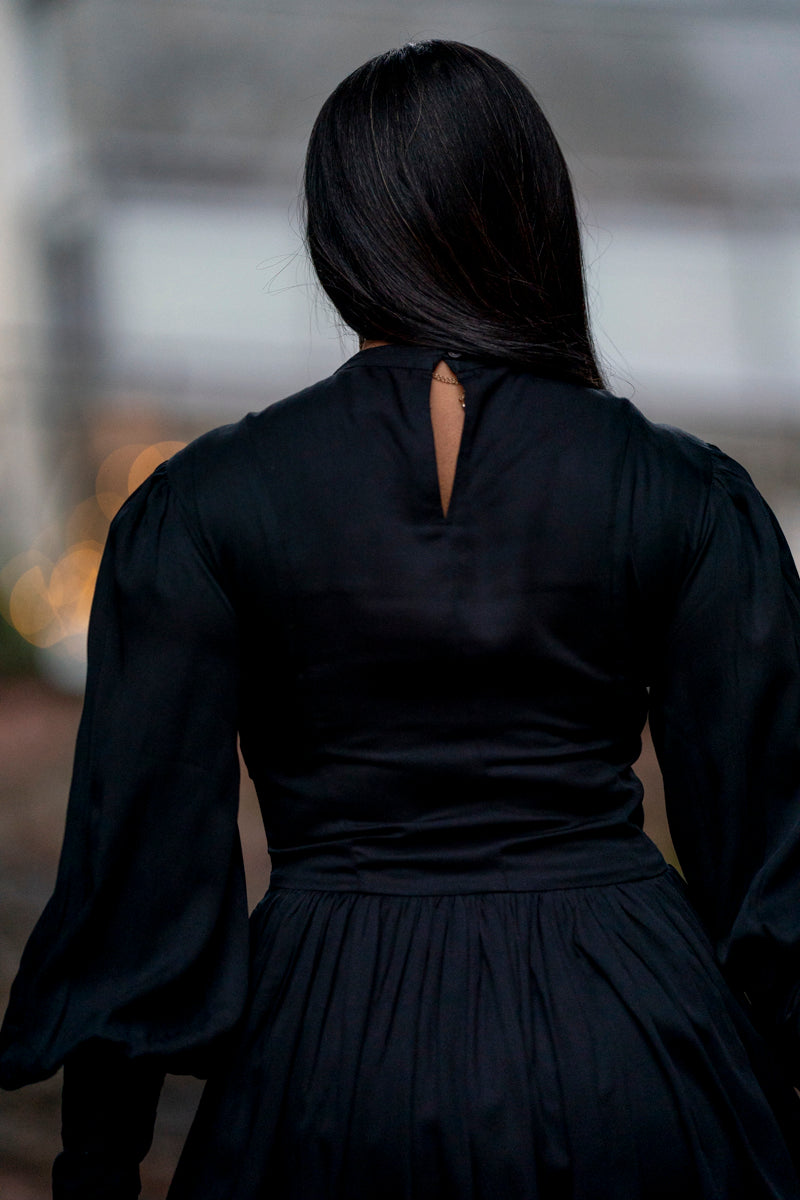 Eclipse - Elegant svart kjole med lange puff armer