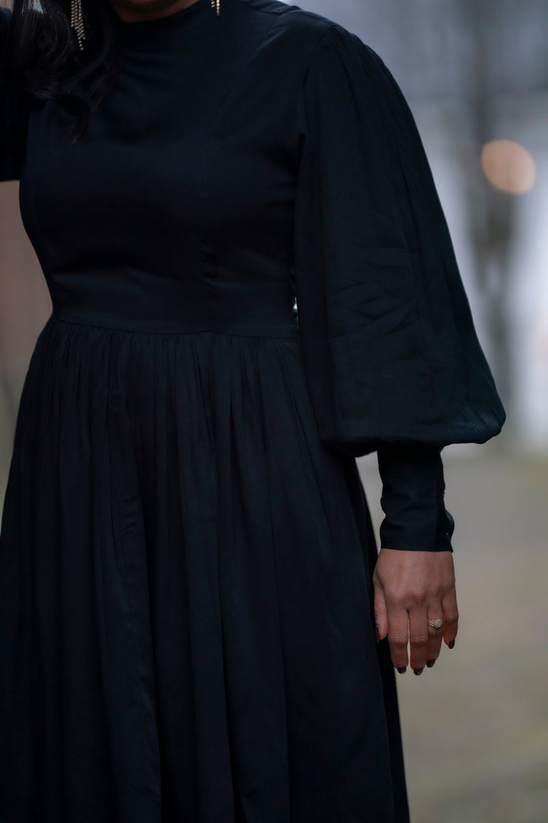 Eclipse - Elegant svart kjole med lange puff armer