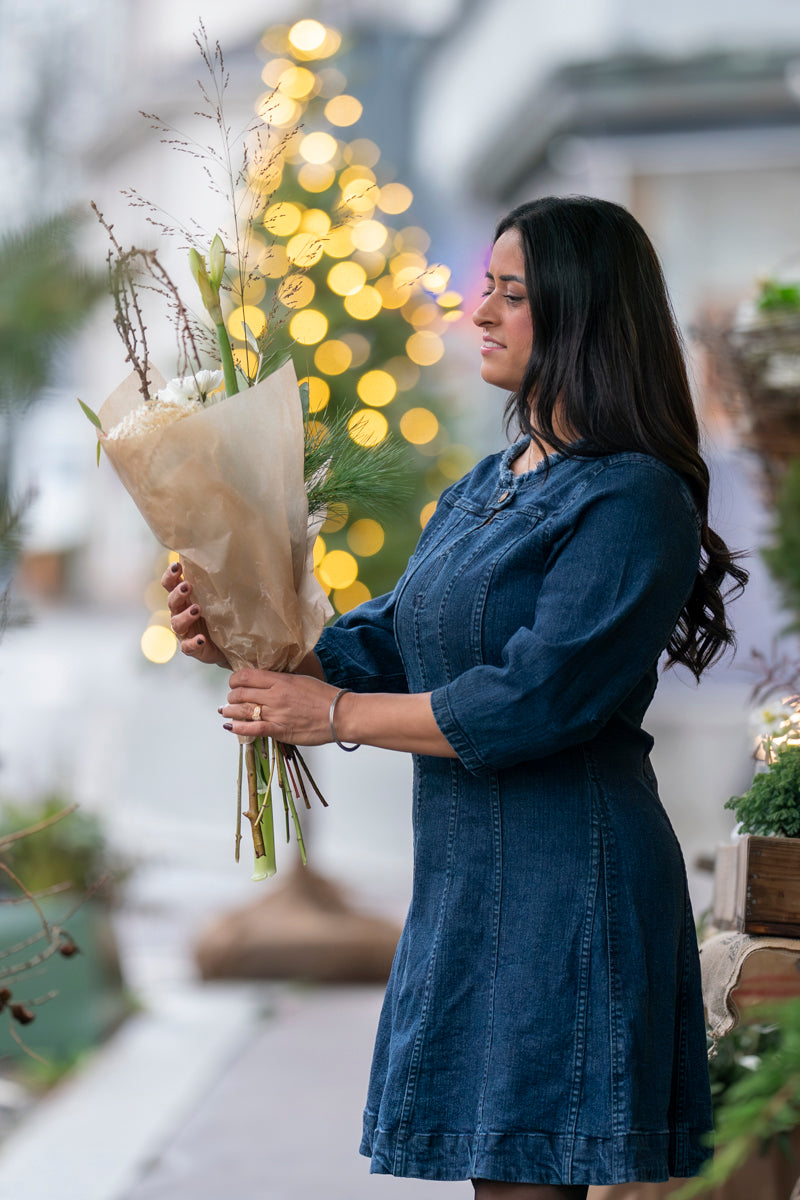 Kort denimkjole med stretch og knappedetaljer