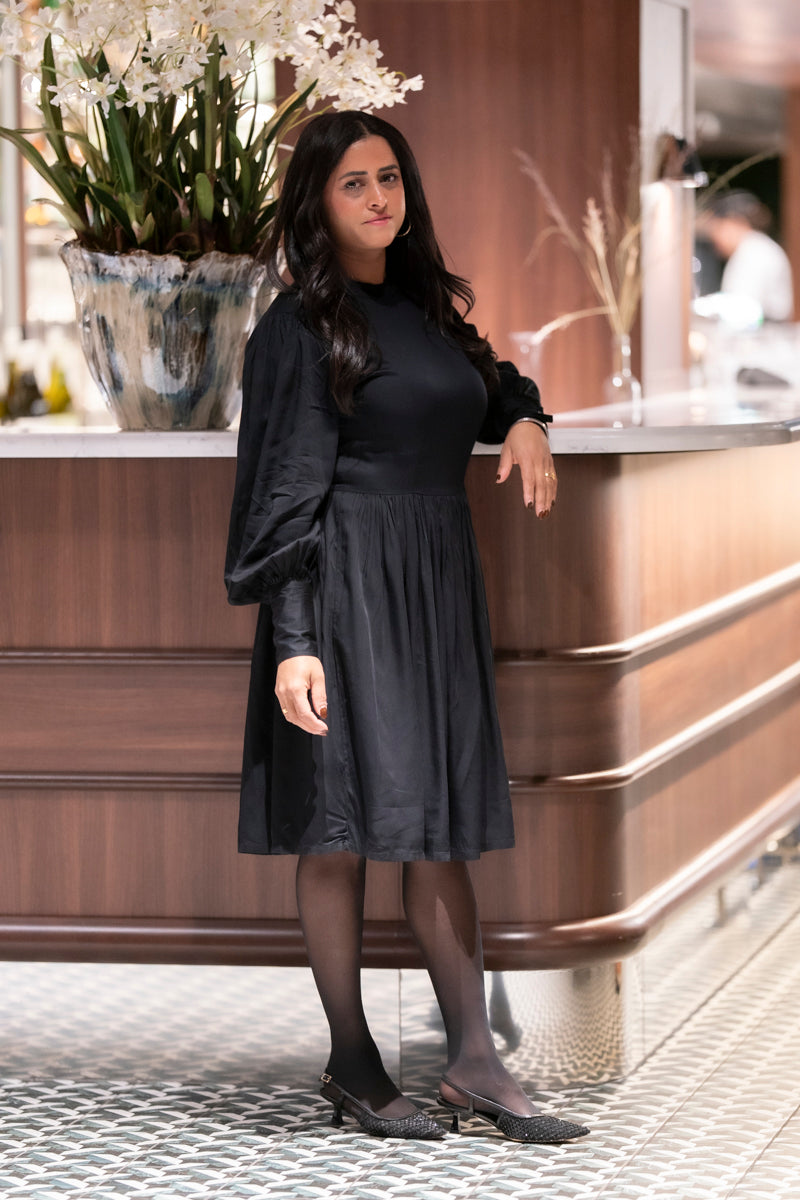 Eclipse - Elegant svart kjole med lange puff armer