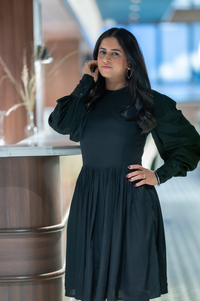 Eclipse - Elegant svart kjole med lange puff armer