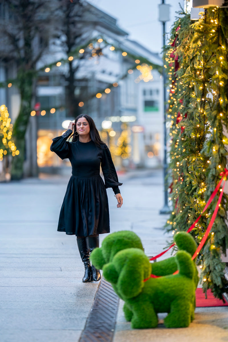 Eclipse - Elegant svart kjole med lange puff armer