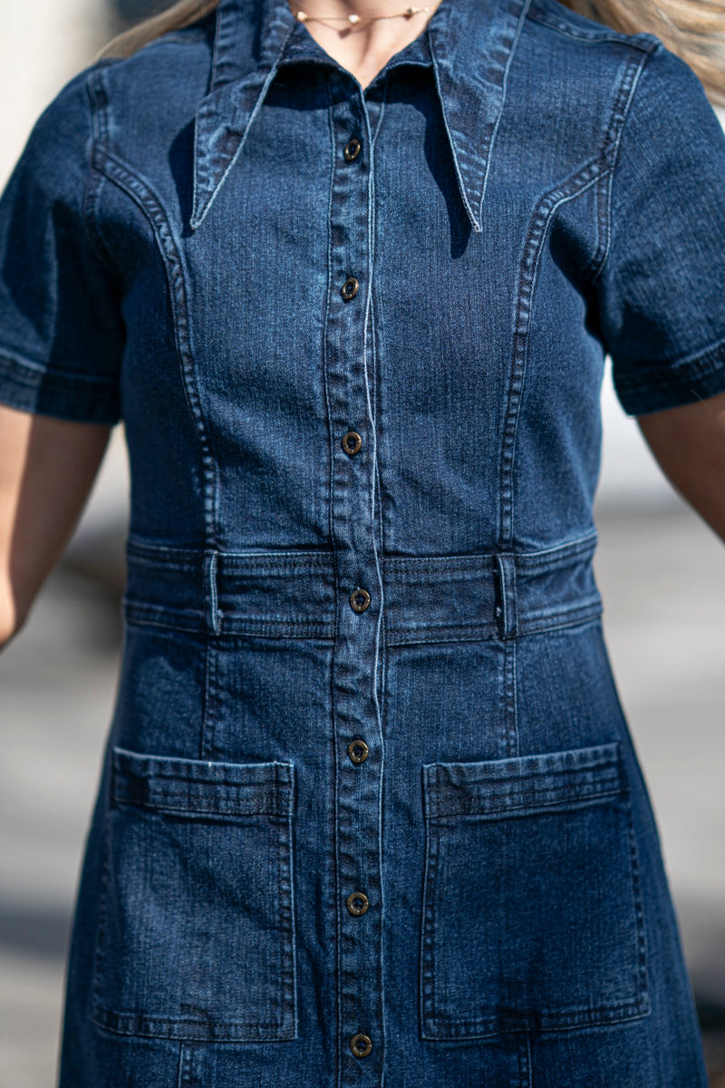 Denimkjole – Tidløs stil med moderne detaljer