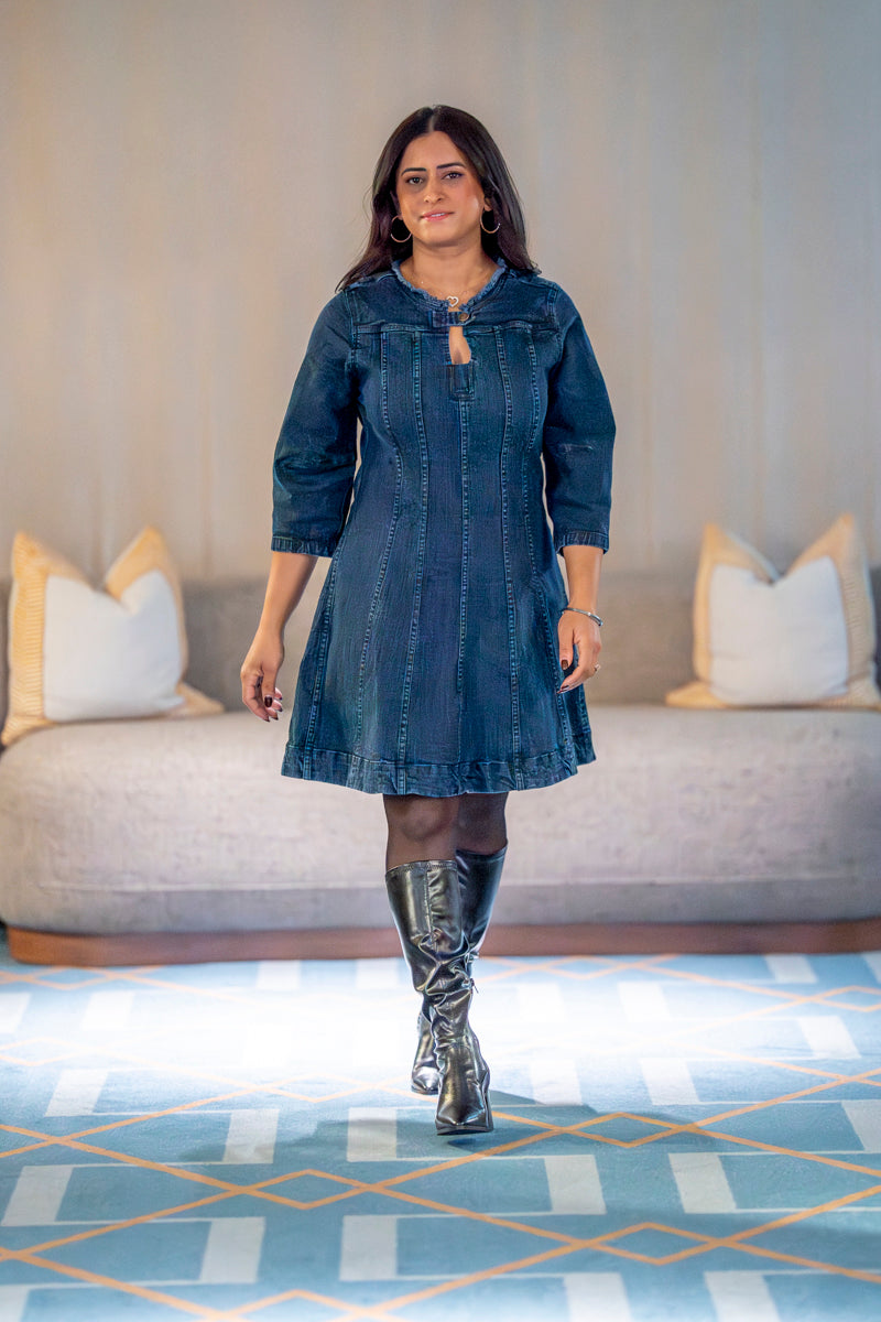 Kort denimkjole med stretch og knappedetaljer