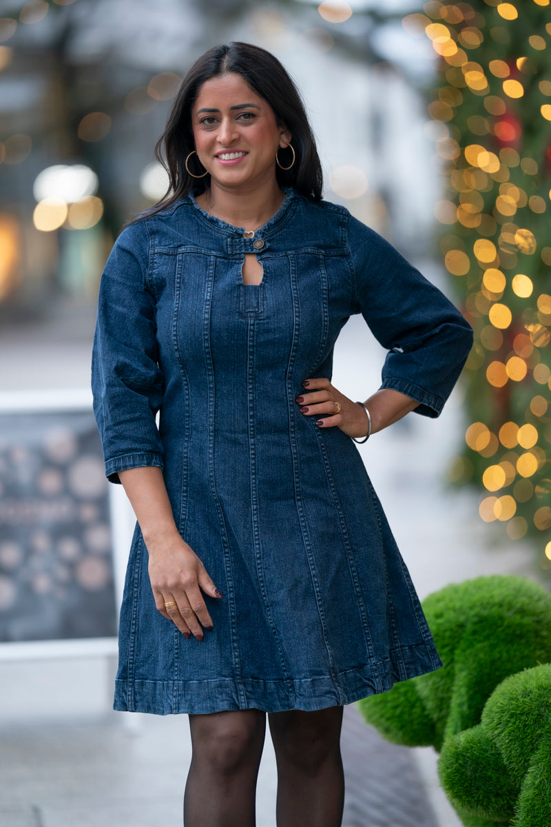 Kort denimkjole med stretch og knappedetaljer