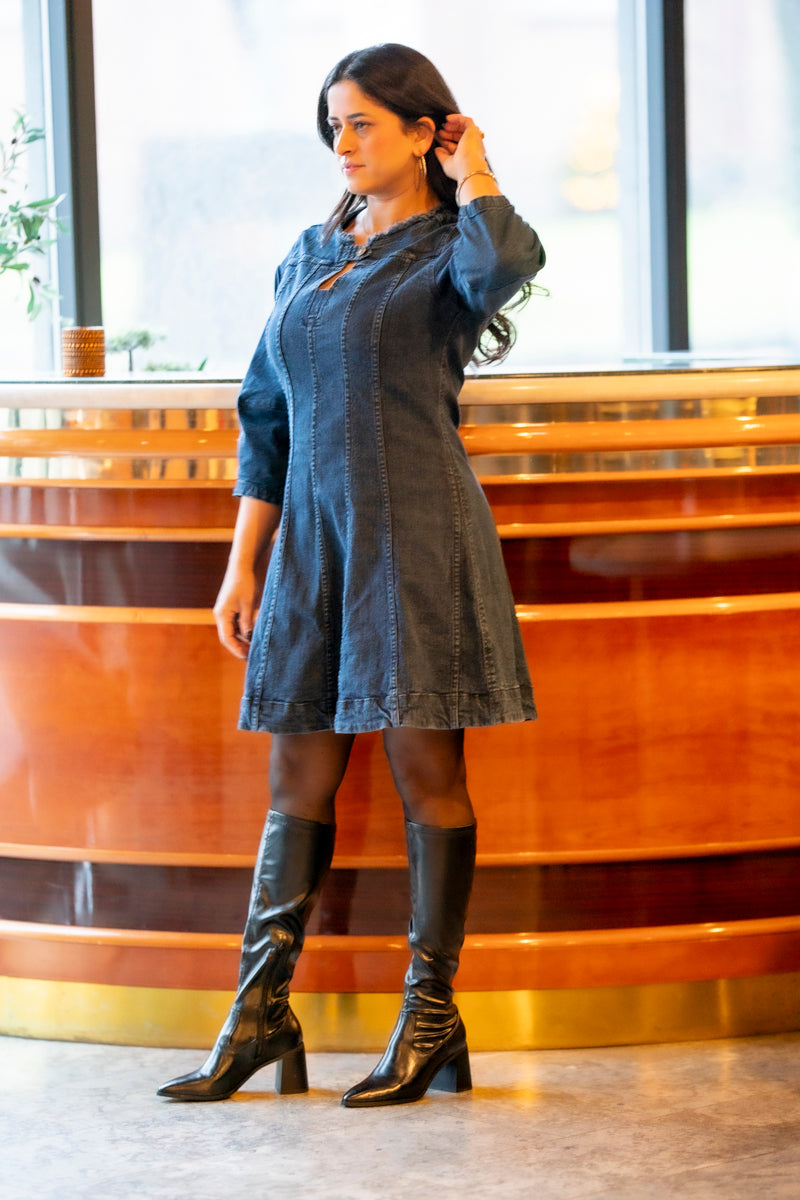 Kort denimkjole med stretch og knappedetaljer